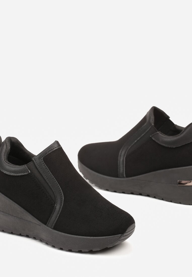 Czarne Wsuwane Sneakersy na Koturnie z Metaliczną Wstawką Serievia