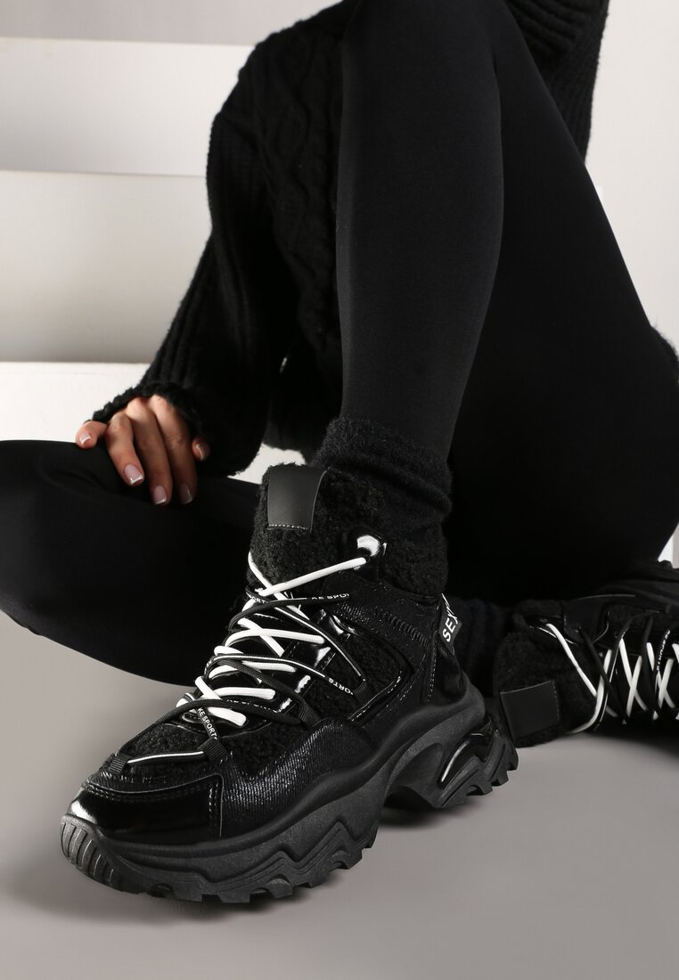Czarne Sneakersy na Grubej Podeszwie z Metaliczną Wstawką i Napisami Atterella