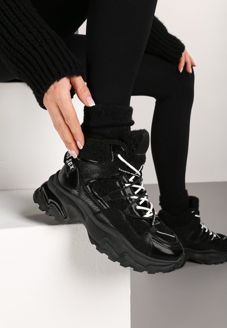 Czarne Sneakersy na Grubej Podeszwie z Metaliczną Wstawką i Napisami Atterella