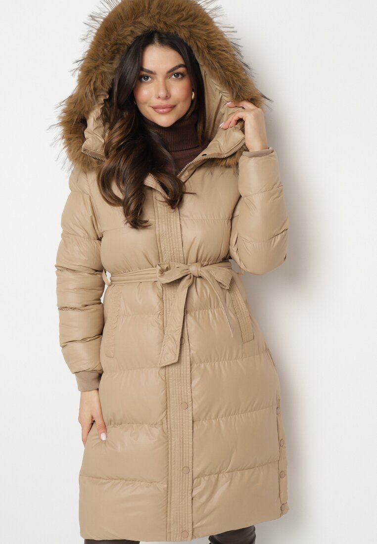 Beżowa Długa Pikowana Kurtka z Kapturem Odpinanym Futerkiem i Paskiem w Talii Serenira
