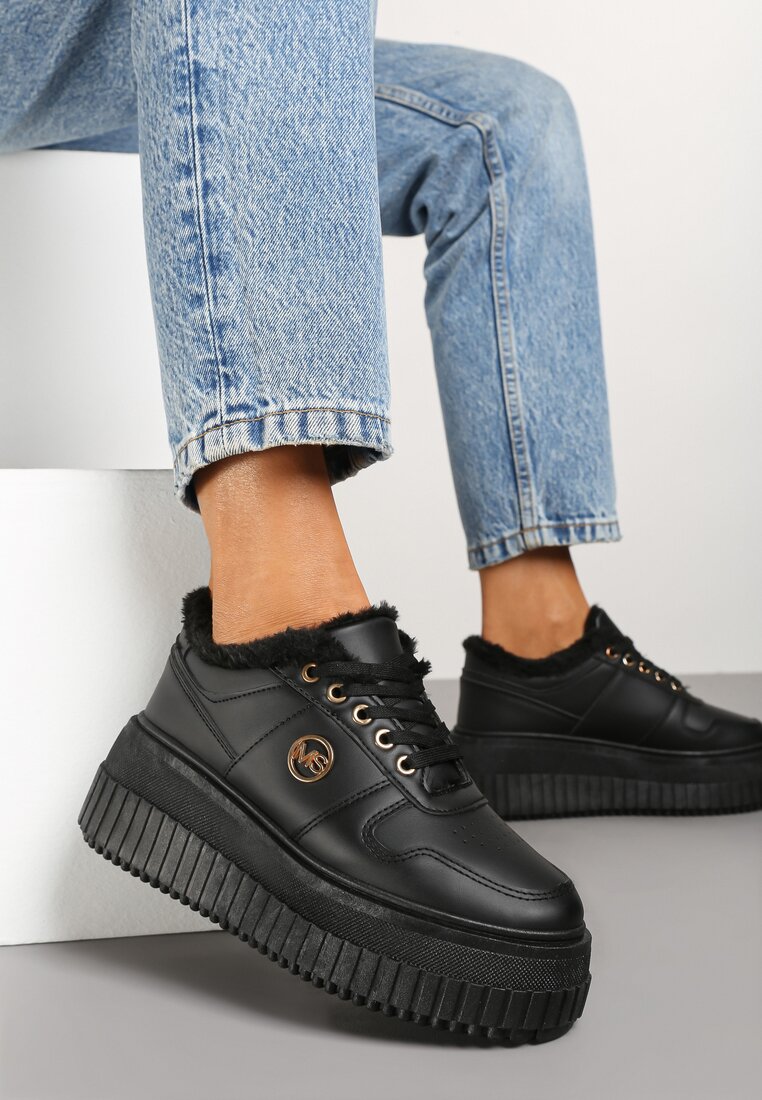Czarne Sneakersy na Tłoczonej Platformie Zdobione Elegancką Metalową Aplikacją Werissa