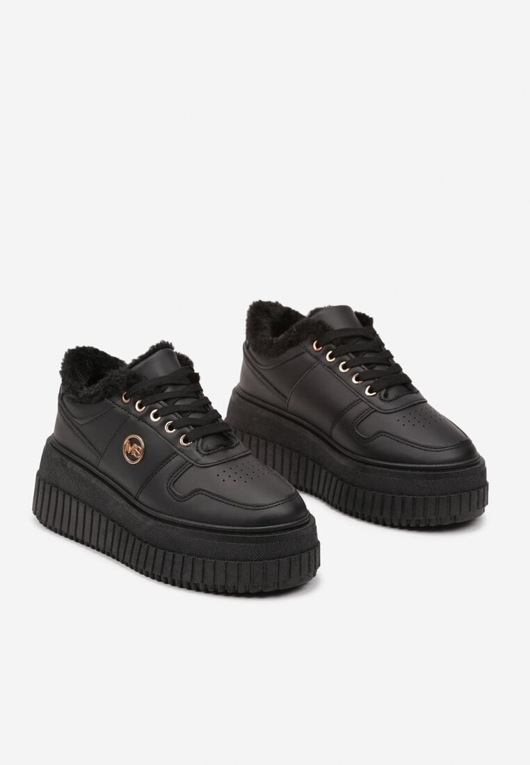 Czarne Sneakersy na Tłoczonej Platformie Zdobione Elegancką Metalową Aplikacją Werissa