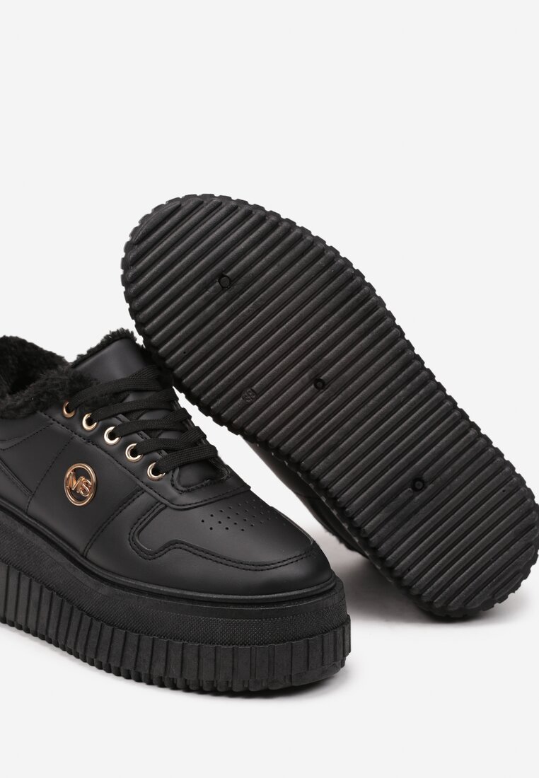 Czarne Sneakersy na Tłoczonej Platformie Zdobione Elegancką Metalową Aplikacją Werissa