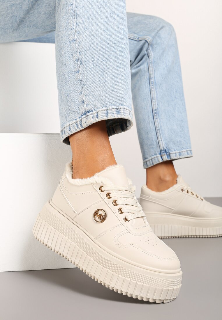 Beżowe Sneakersy na Tłoczonej Platformie Zdobione Elegancką Metalową Aplikacją Werissa