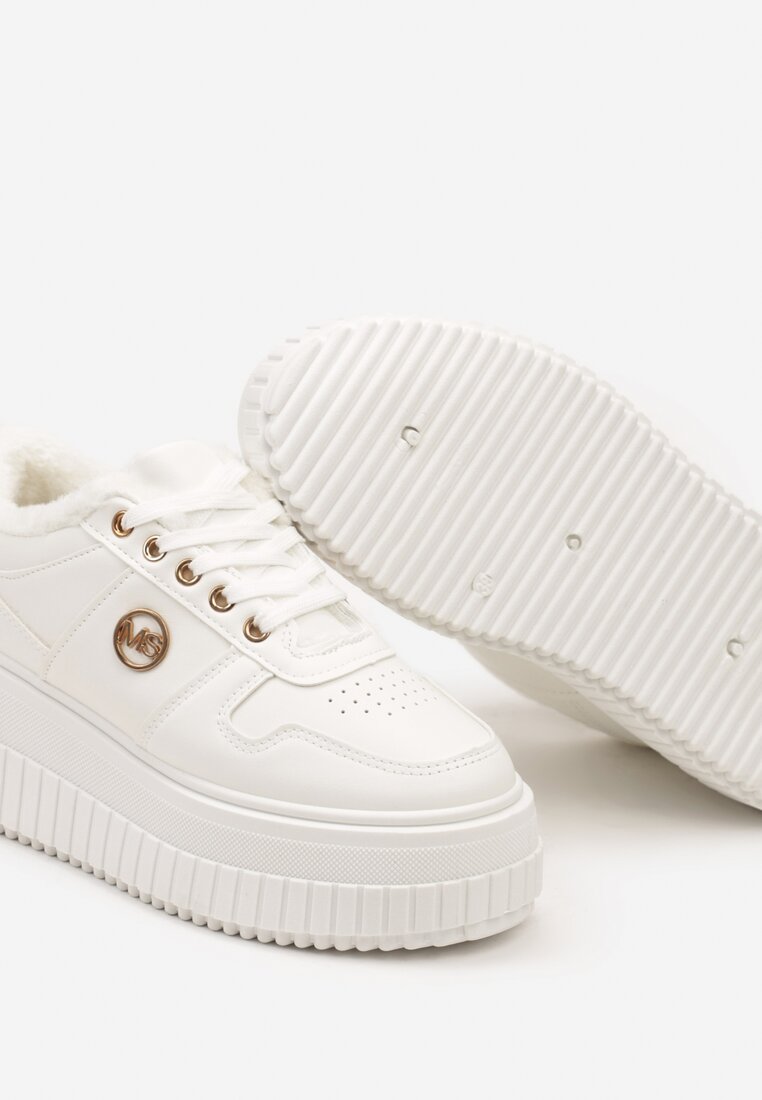 Białe Sneakersy na Tłoczonej Platformie Zdobione Elegancką Metalową Aplikacją Werissa