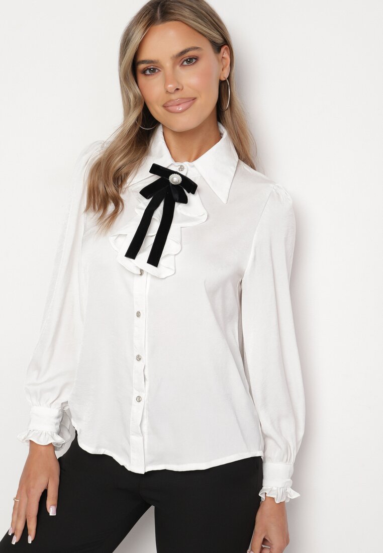 Biała Koszula z Żabotem i Dodatkową Broszką Rinnara