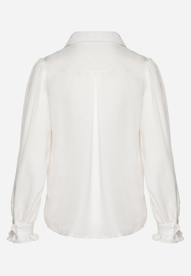 Biała Koszula z Żabotem i Dodatkową Broszką Rinnara