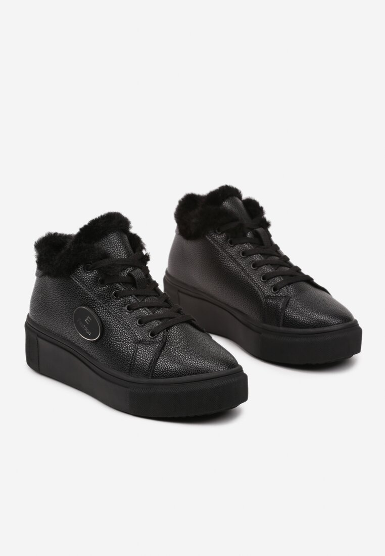 Czarne Ocieplane Sneakersy na Grubej Podeszwie Ozdobione Sznurowaniem i Aplikacją Ocezola