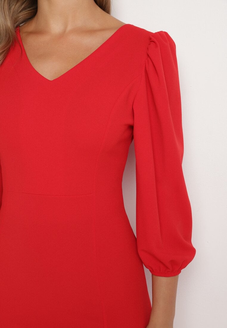 Czerwona Dopasowana Sukienka z Dekoltem w Serek Zinnaira