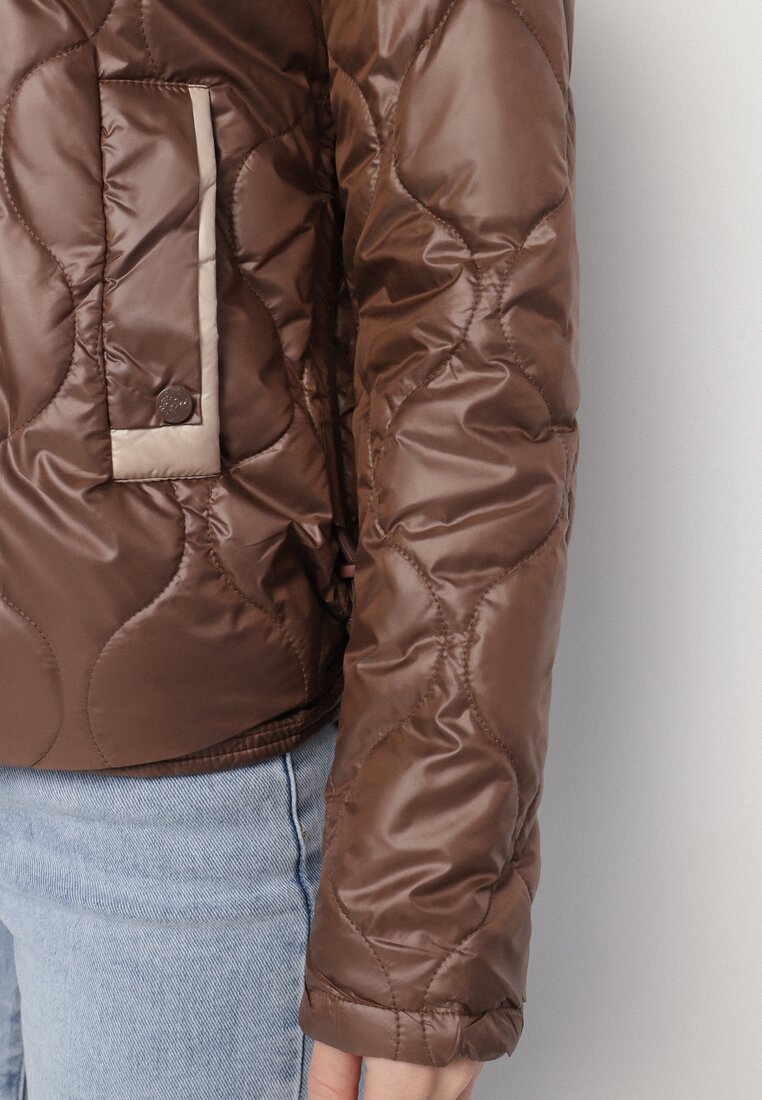 Brązowa Kurtka z Ozdobnymi Przeszyciami Odpinanym Kapturem i Ściągaczami u Dołu Jackinita