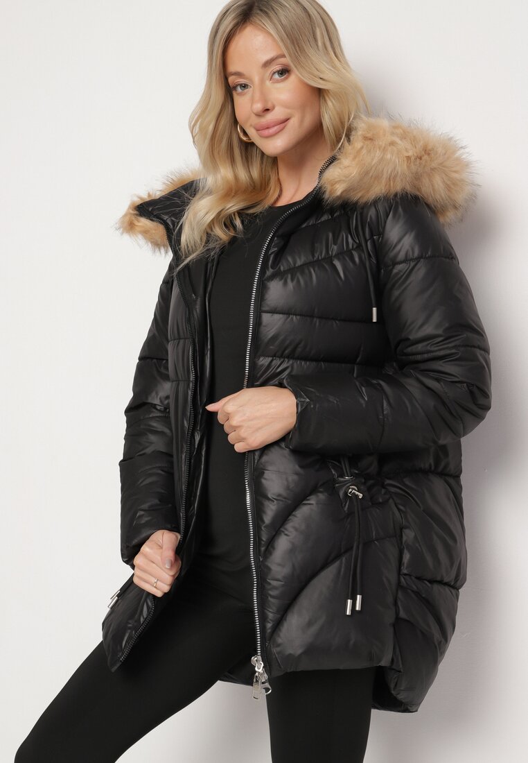 Czarna Pikowana Kurtka o Trapezowym Kroju z Kapturem i Odpinanym Futerkiem Deolaine