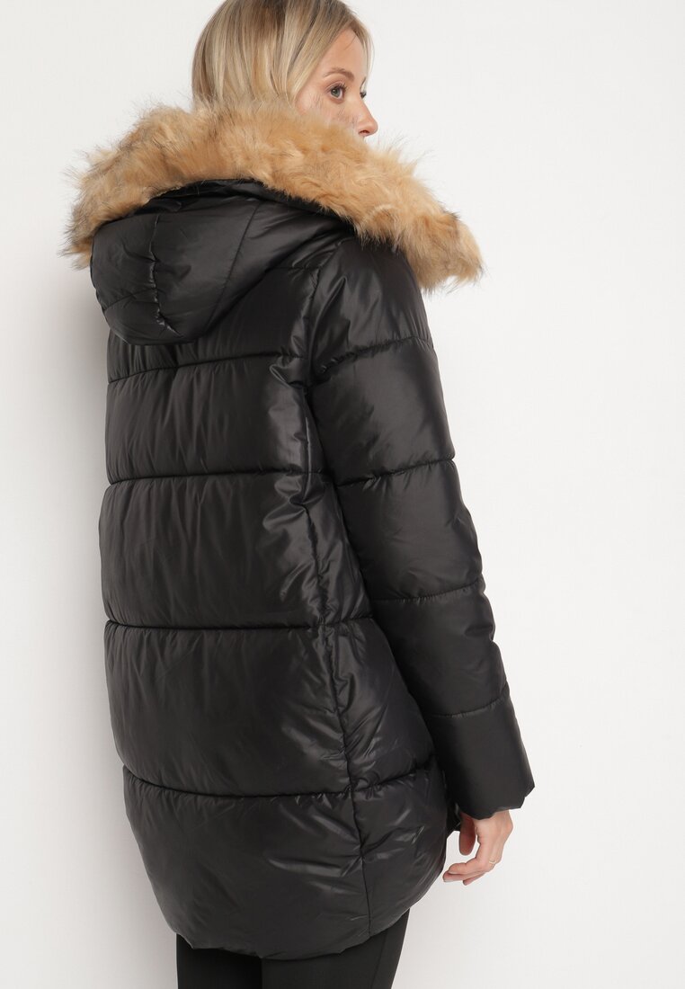 Czarna Pikowana Kurtka o Trapezowym Kroju z Kapturem i Odpinanym Futerkiem Deolaine