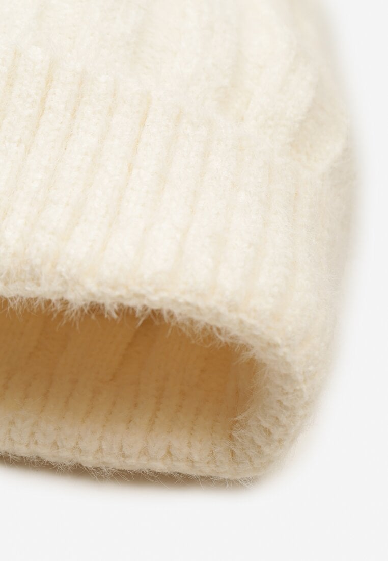 Jasnobeżowa Czapka z Prążkowanego Materiału z Pomponem Vamieska