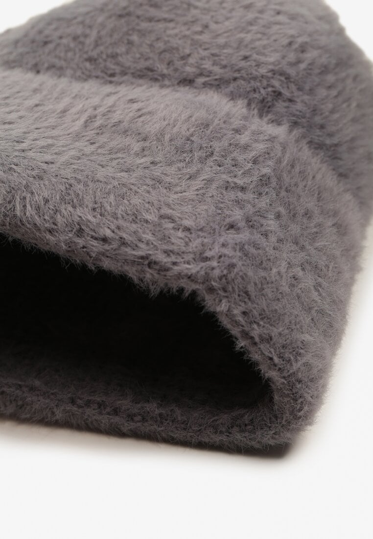 Szara Czapka Typu Beanie z Wełną i Wiskozą Ozdobiona Naszywką Borirra