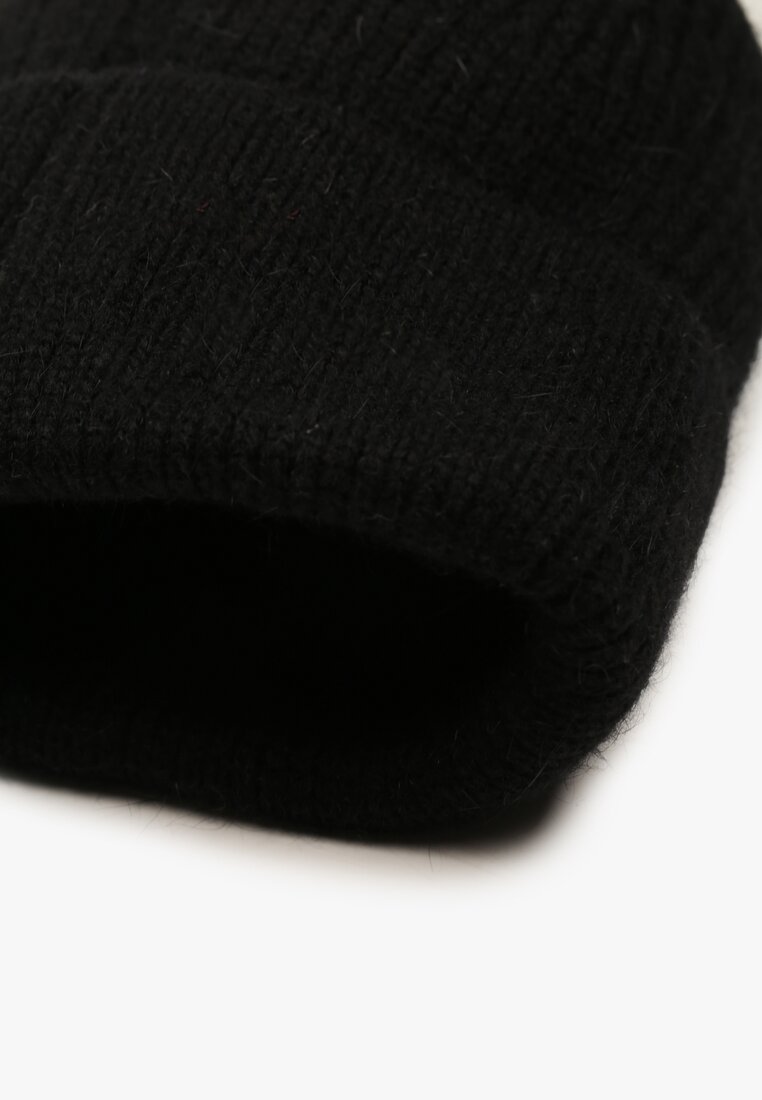 Czarna Czapka z Angorą w Stylu Beanie Ozdobiona Aplikacją Delarielis