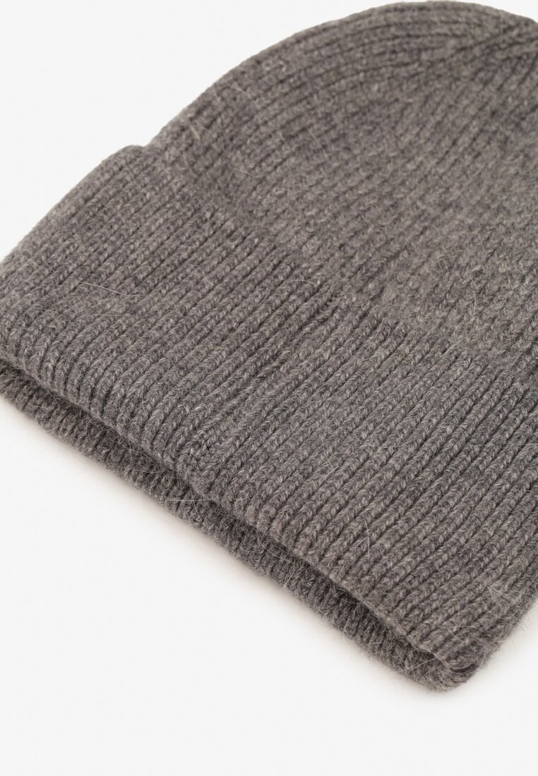 Szara Czapka z Angorą w Stylu Beanie Ozdobiona Aplikacją Delarielis
