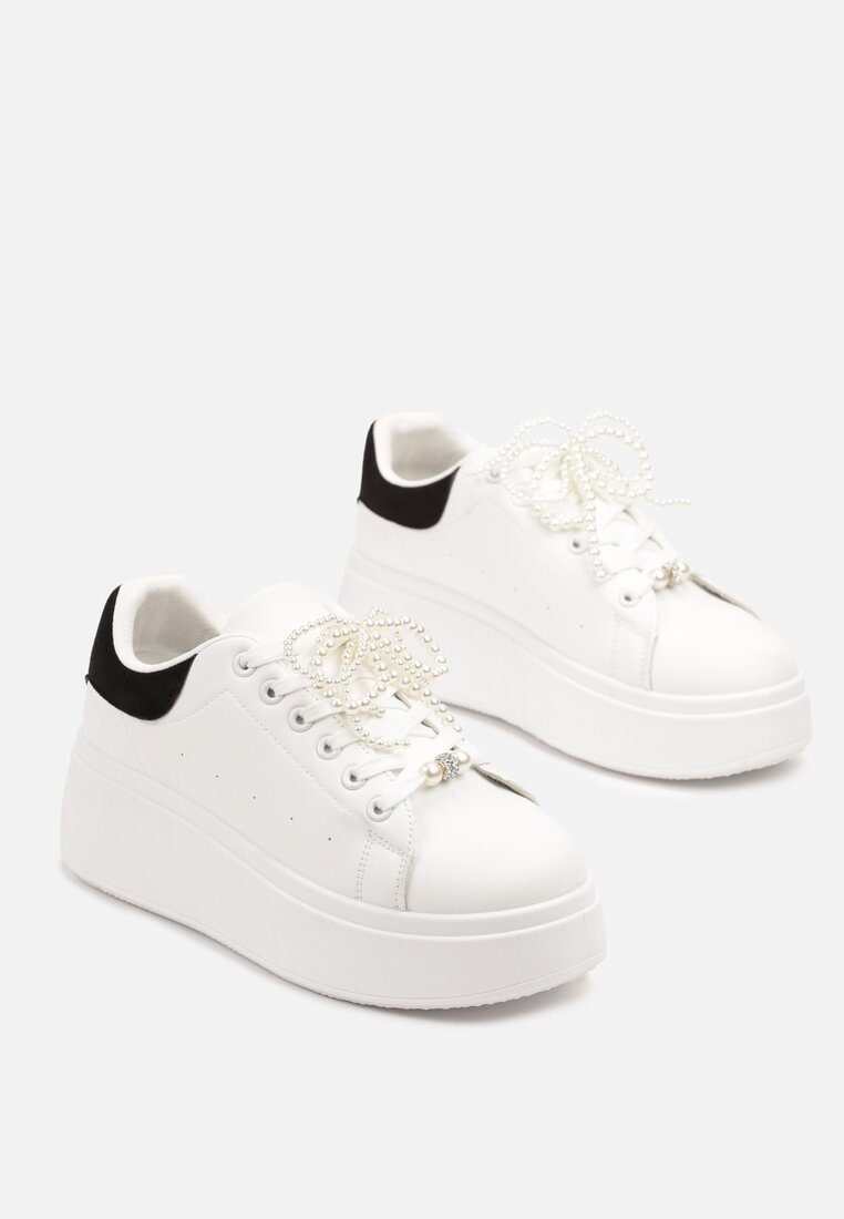 Biało-Czarne Sneakersy na Grubej Podeszwie Ozdobione Perełkami na Sznurówkach Sellira