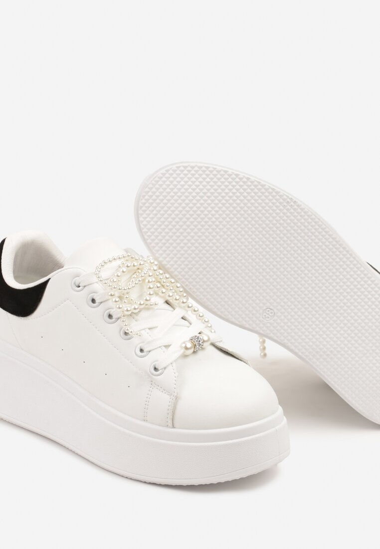 Biało-Czarne Sneakersy na Grubej Podeszwie Ozdobione Perełkami na Sznurówkach Sellira
