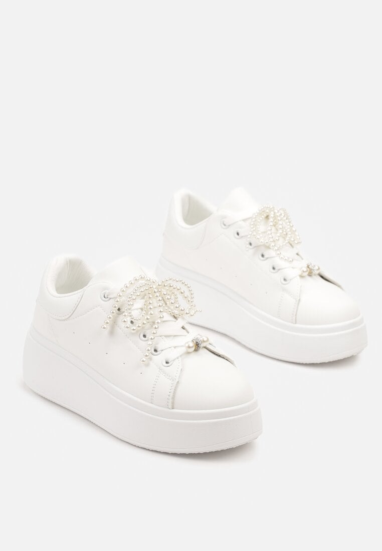 Białe Sneakersy na Grubej Podeszwie Ozdobione Perełkami na Sznurówkach Sellira