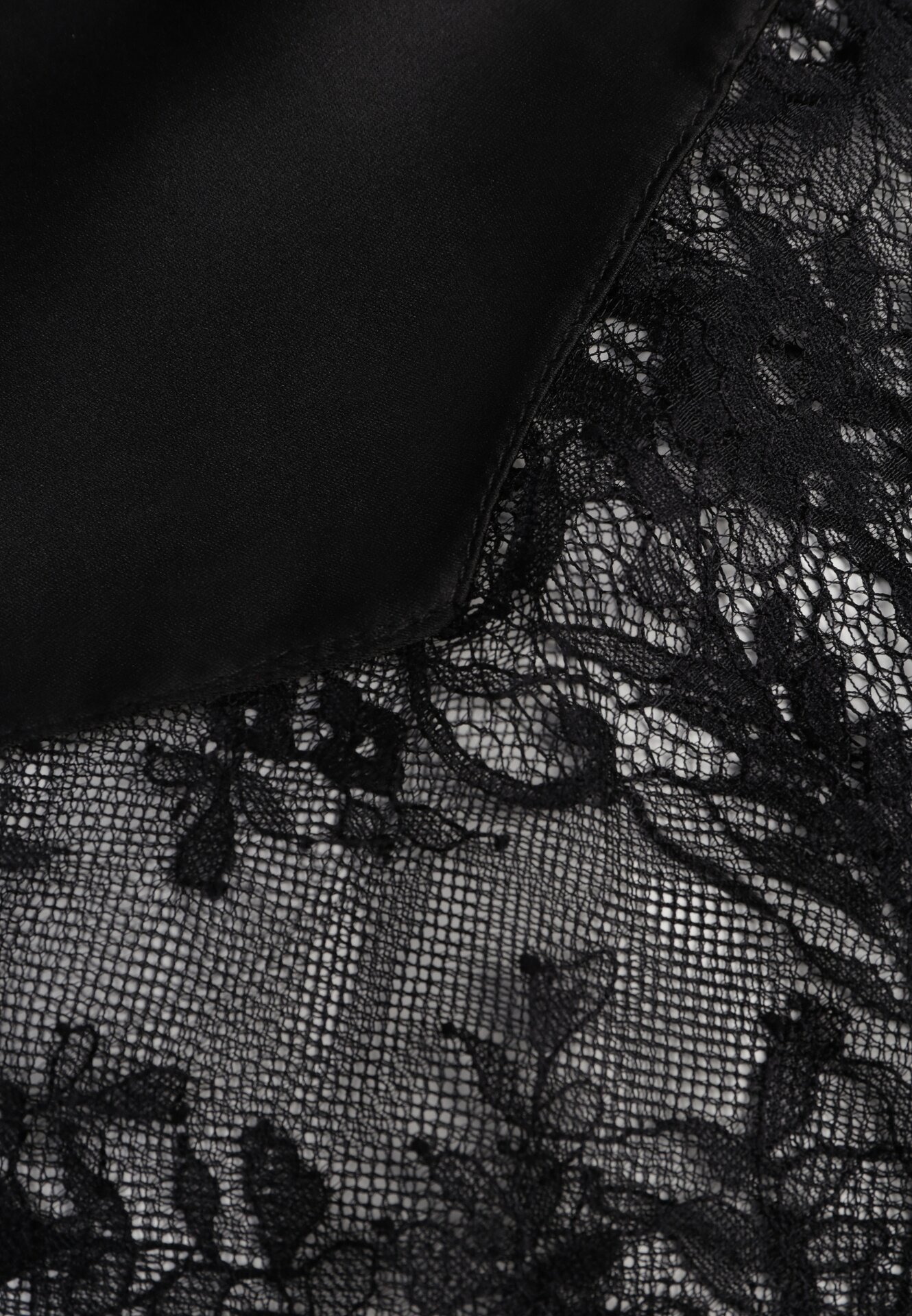 Czarna Satynowa Spódnica Ozdobiona Koronką Milori