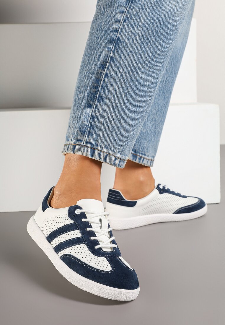 Granatowo-Białe Płaskie Sneakersy ze Skóry Naturalnej Ozdobione Perforacją i Paskami Nelithor