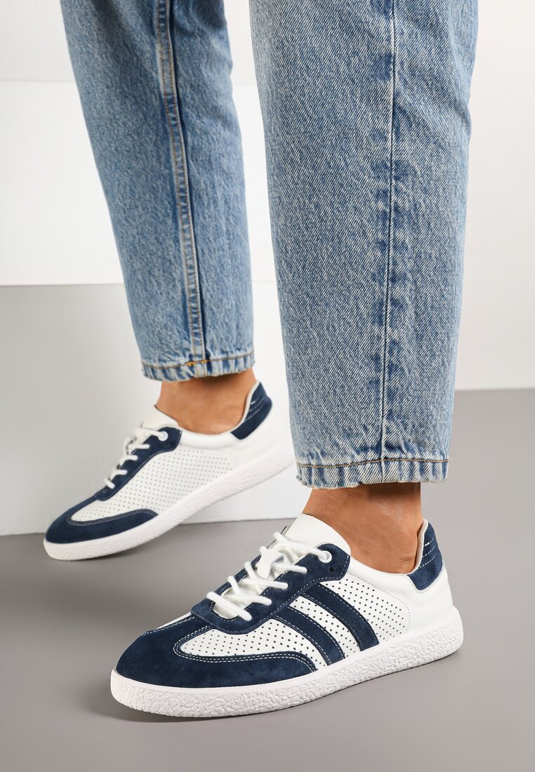 Granatowo-Białe Płaskie Sneakersy ze Skóry Naturalnej Ozdobione Perforacją i Paskami Nelithor