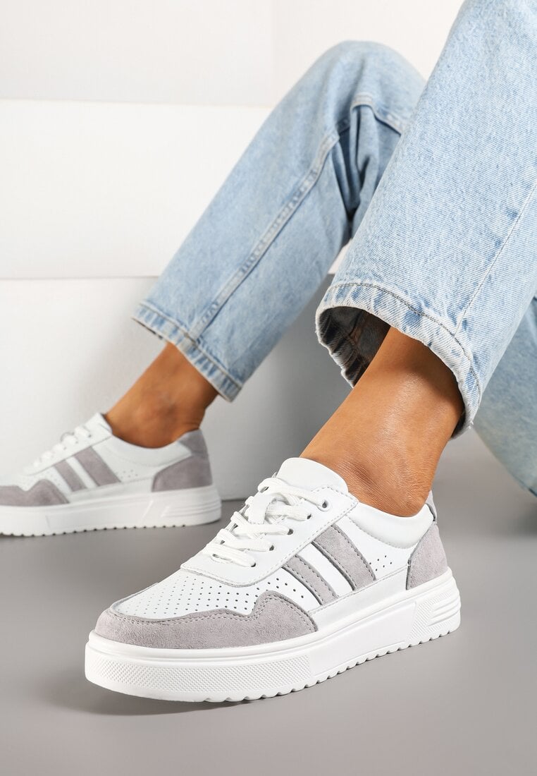 Biało-Szare Skórzane Sneakersy na Płaskiej Podeszwie z Perforacją i Ozdobione Paskami Terili