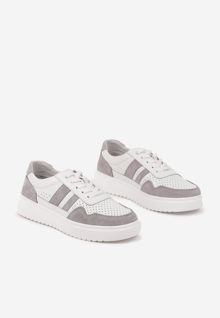 Biało-Szare Skórzane Sneakersy na Płaskiej Podeszwie z Perforacją i Ozdobione Paskami Terili