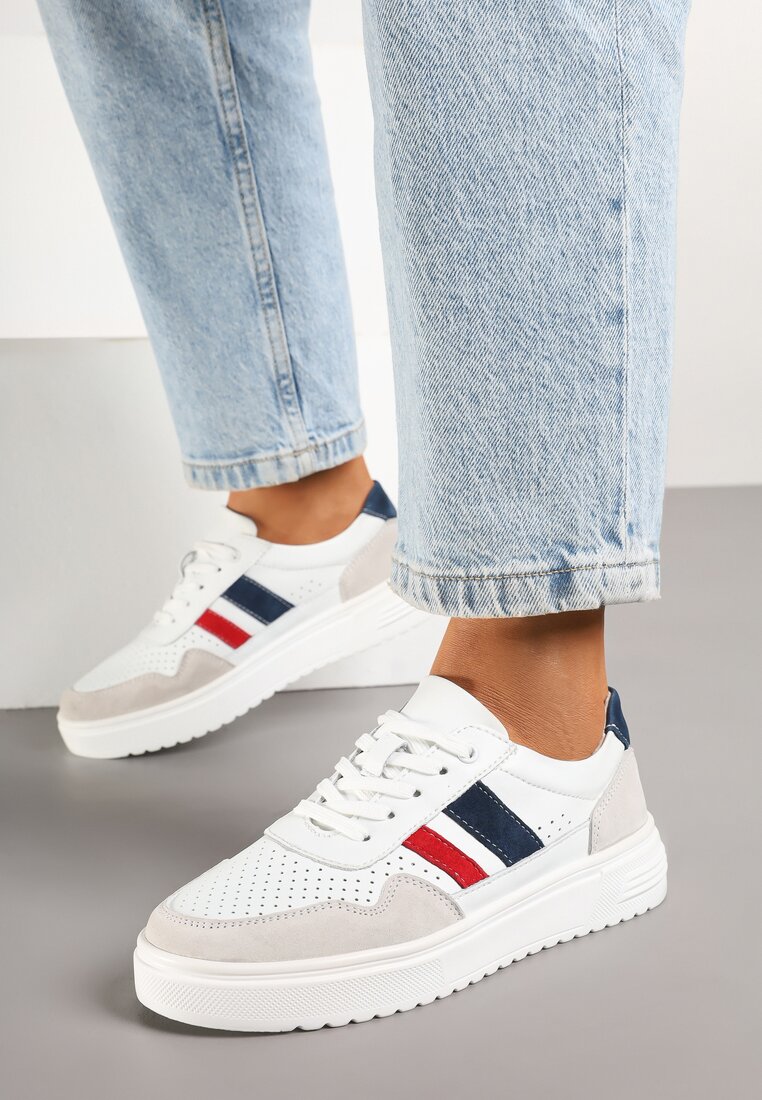 Biało-Granatowe Skórzane Sneakersy na Płaskiej Podeszwie z Perforacją i Ozdobione Paskami Terili