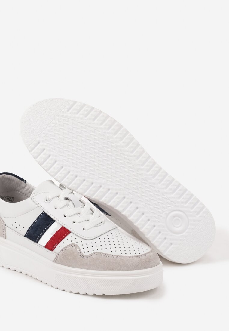 Biało-Granatowe Skórzane Sneakersy na Płaskiej Podeszwie z Perforacją i Ozdobione Paskami Terili