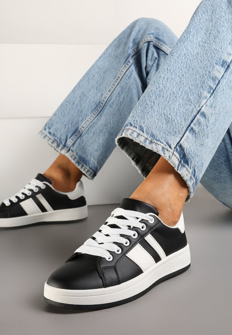 Czarne Sneakersy na Płaskiej Podeszwie Ozdobione Paskami Ravesi