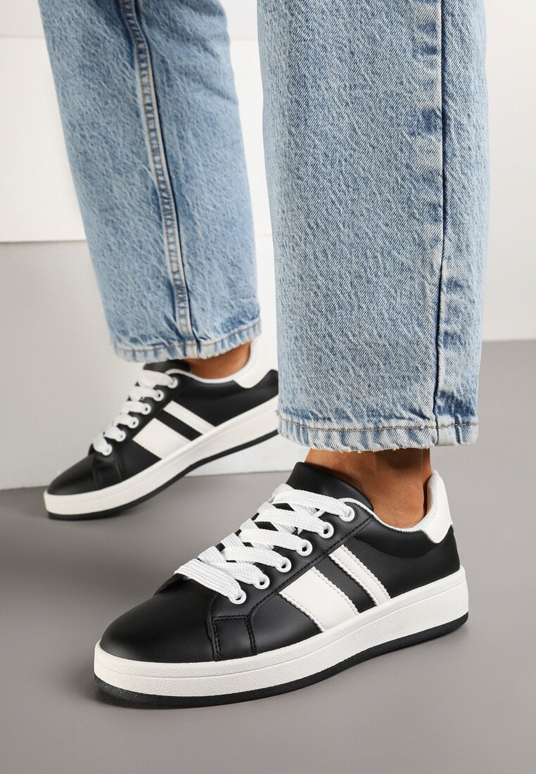 Czarne Sneakersy na Płaskiej Podeszwie Ozdobione Paskami Ravesi