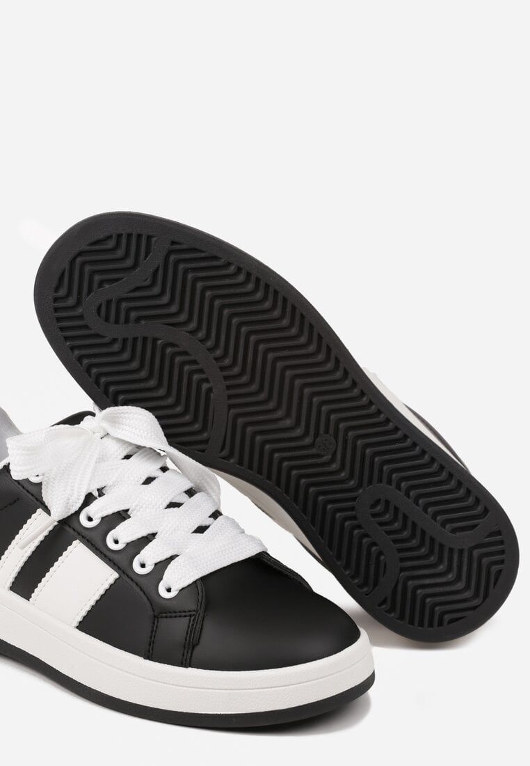 Czarne Sneakersy na Płaskiej Podeszwie Ozdobione Paskami Ravesi