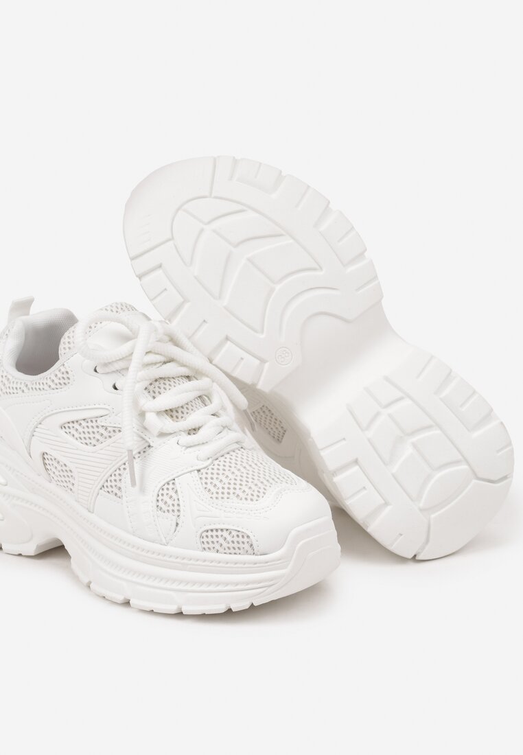 Białe Sneakersy na Grubej Tłoczonej Podeszwie z Geometrycznym Motywem Soloria