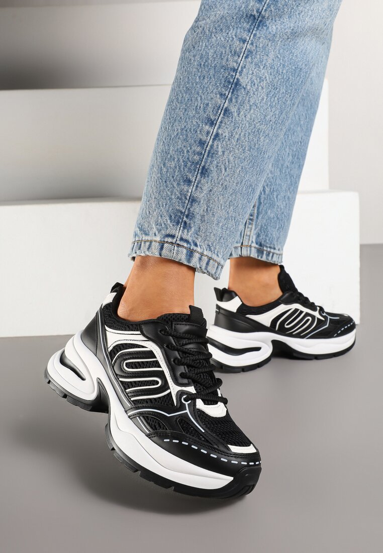 Czarne Sneakersy na Grubej Tłoczonej Podeszwie z Geometrycznym Wzorem Deliorith