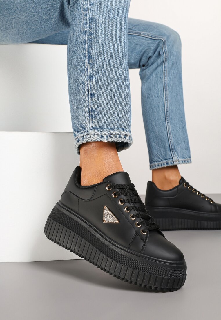 Czarne Sneakersy na Grubej Podeszwie z Tłoczeniami i Ozdobną Aplikacją Danioris