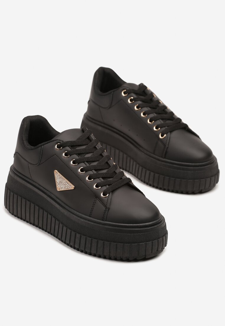 Czarne Sneakersy na Grubej Podeszwie z Tłoczeniami i Ozdobną Aplikacją Danioris