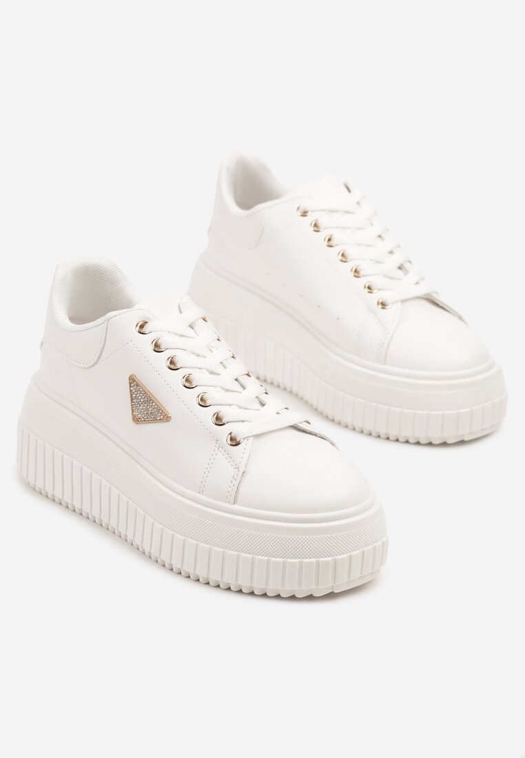 Białe Sneakersy na Grubej Podeszwie z Tłoczeniami i Ozdobną Aplikacją Danioris