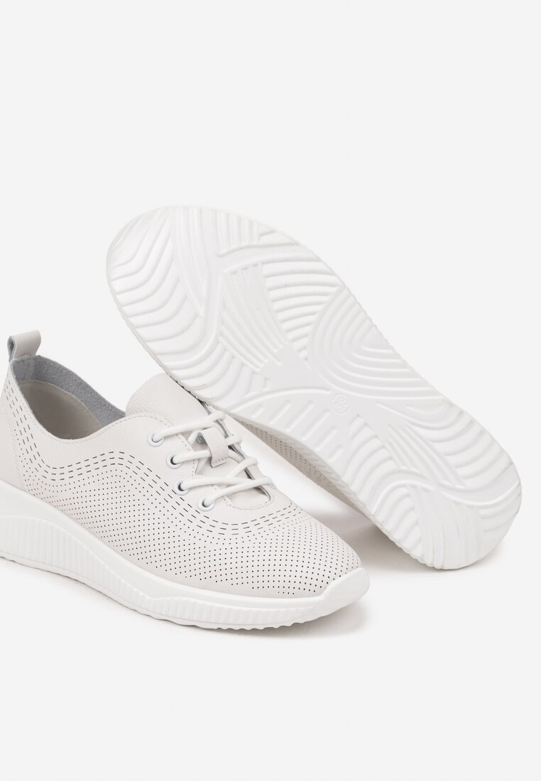 Białe Skórzane Sneakersy Ozdobione Perforacją ze Skórzaną Wkładką Rivlotis