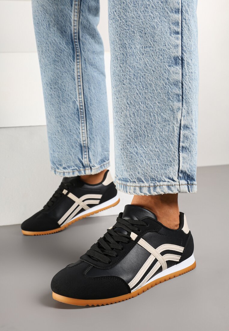 Czarne Sneakersy w Stylu Kultowych Tenisówek z Ozdobnymi Przeszyciami Vellexia