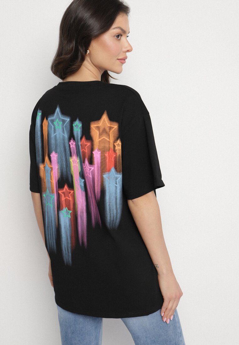 Czarny Oversizowy T-shirt z Napisem z Przodu i Gwiazdami na Plecach Ilanlith