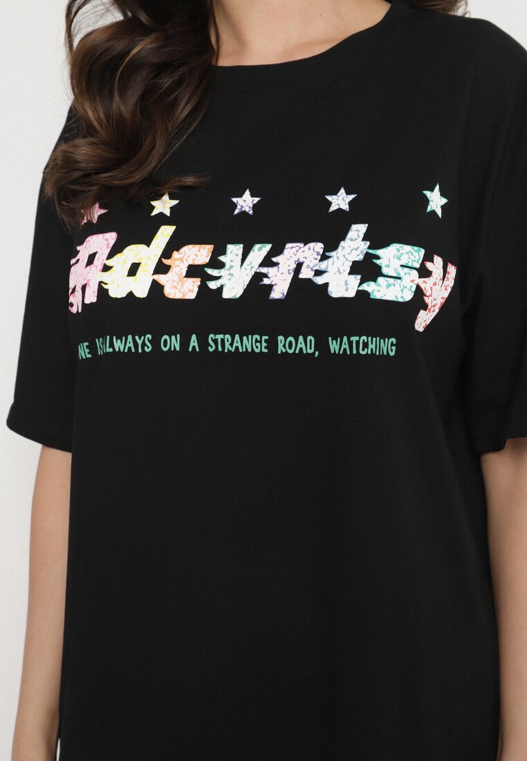 Czarny Oversizowy T-shirt z Napisem z Przodu i Gwiazdami na Plecach Ilanlith
