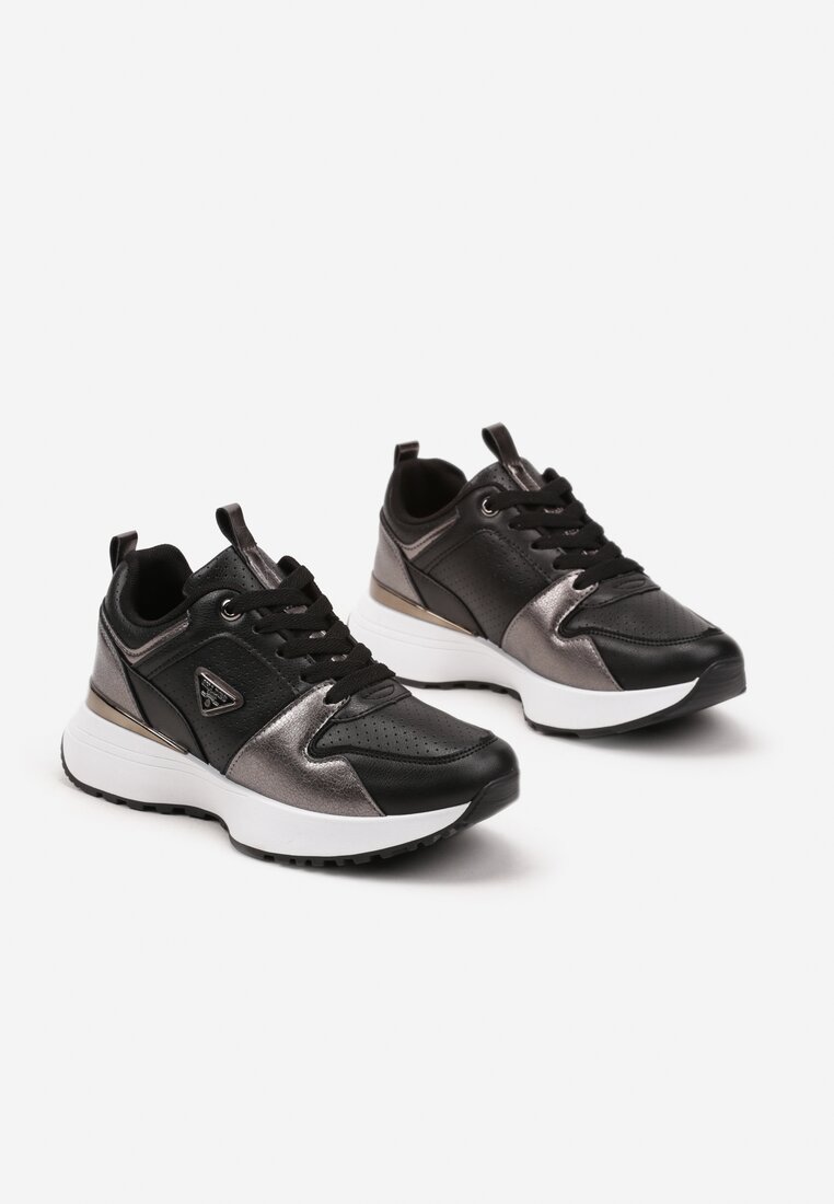 Czarne Sneakersy z Perforacją i Ozdobnymi Metalicznymi Wstawkami Kamirea