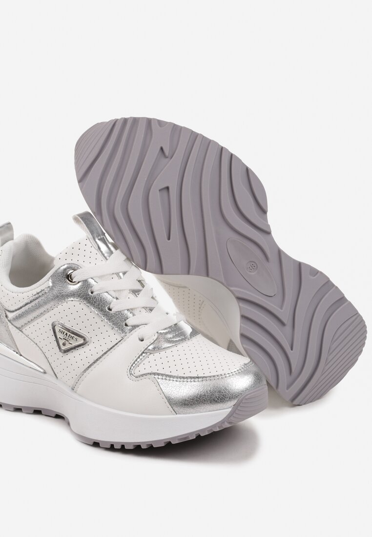 Białe Sneakersy z Perforacją i Ozdobnymi Metalicznymi Wstawkami Kamirea