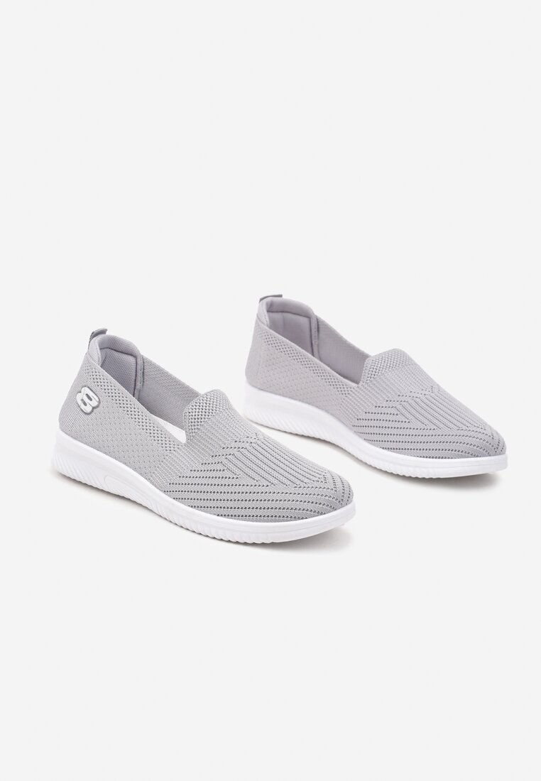 Szare Tenisówki z Elastyczną Cholewką i Ozdobną Naszywką Fenoreia