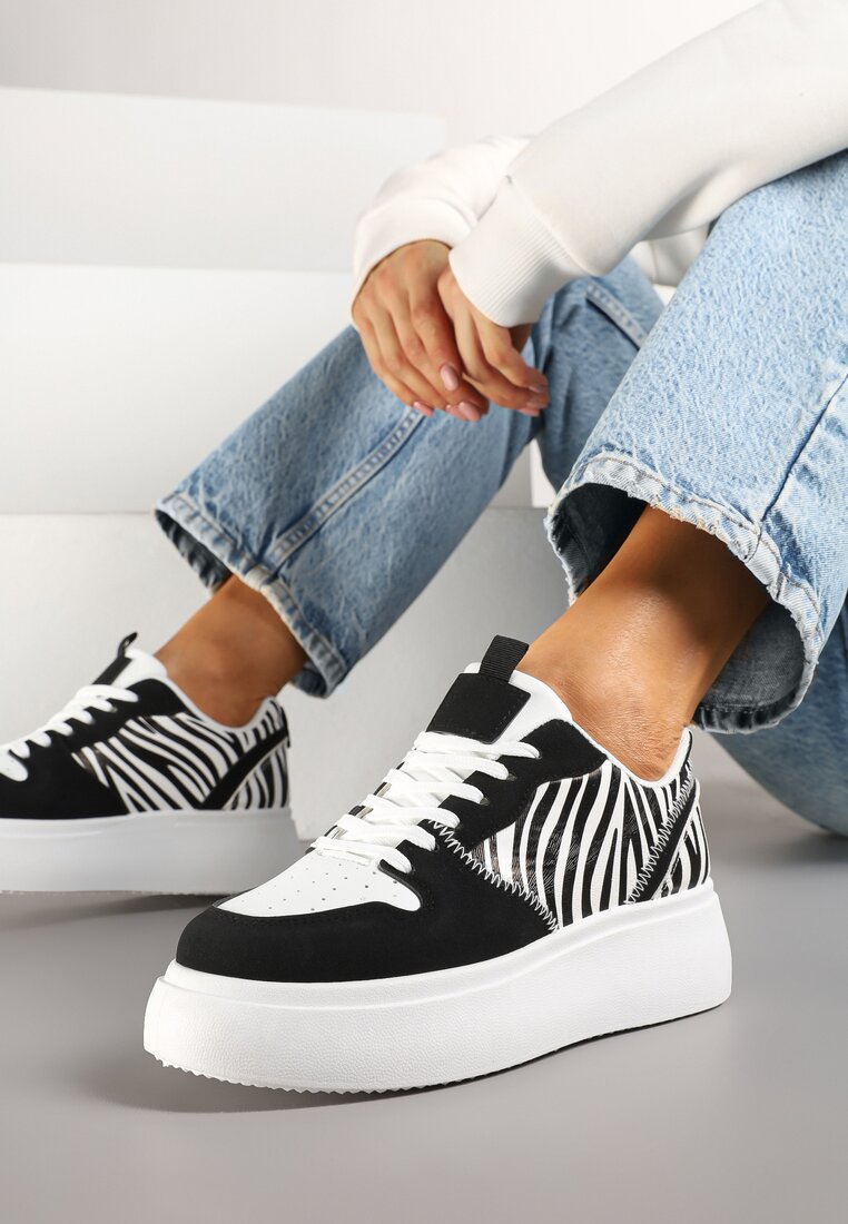 Czarno-Białe Sneakersy na Platformie z Ozdobnymi Przeszyciami Perforacją i Printem w Zeberkę Senaleira