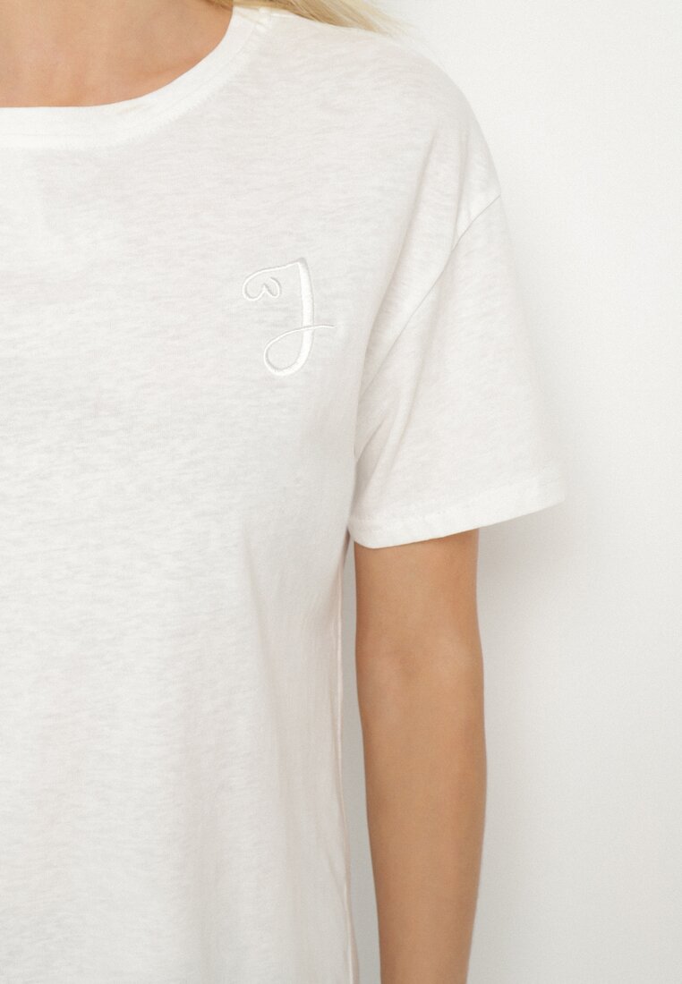 Biały T-shirt z Asymetrycznym Tyłem i Ozdobnym Haftem Ninissara