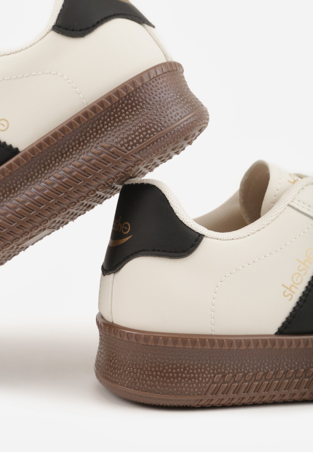 Beżowo-Czarne Sneakersy w Stylu Tenisówek z Paskami na Boku Saliena