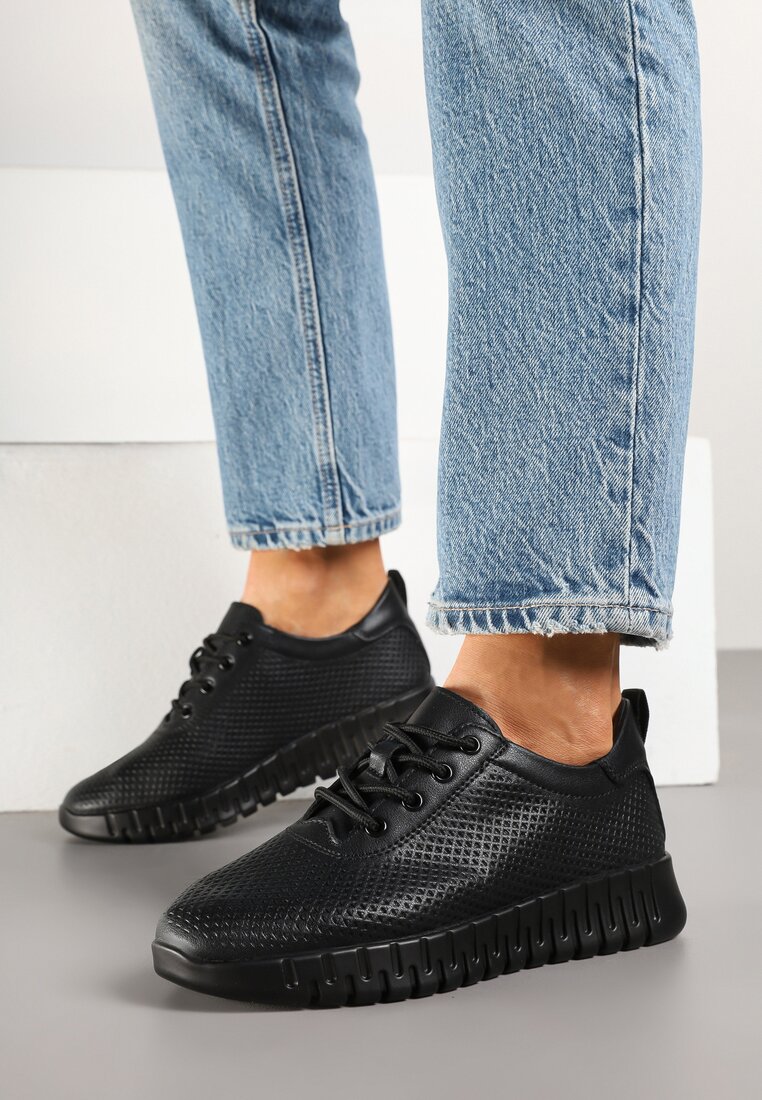 Czarne Skórzane Sneakersy z Ozdobną Perforacją i Tłoczoną Podeszwą Setalira