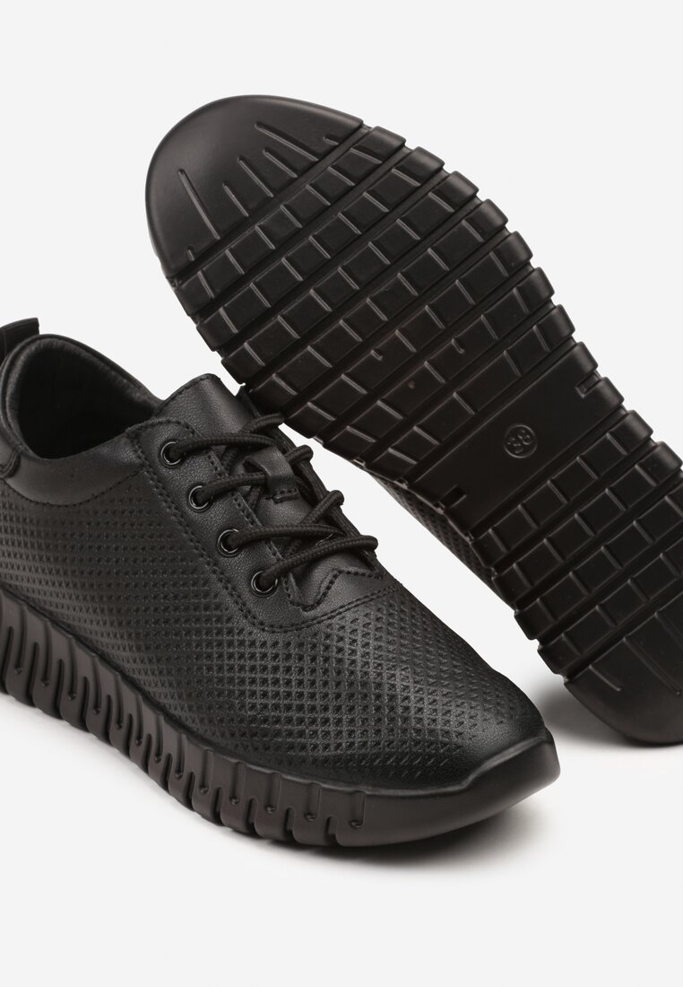 Czarne Skórzane Sneakersy z Ozdobną Perforacją i Tłoczoną Podeszwą Setalira